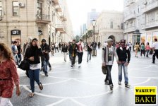 Флешмоб " Winter in Summer" в Баку  - в летнюю жару в зимней одежде (фотосессия)